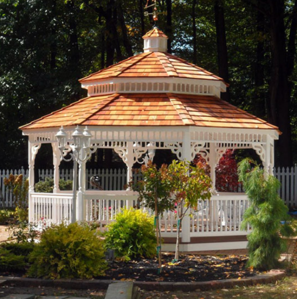 Taman dengan gazebo bergaya Victorian